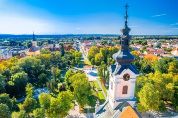 Grad Bjelovar, zelenilo, panorama i crkva u prvom planu