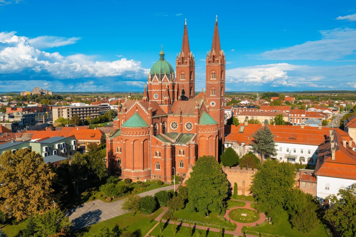 Pogled na katedralu u Đakovu iz daljine