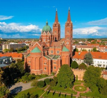 Pogled na katedralu u Đakovu iz daljine