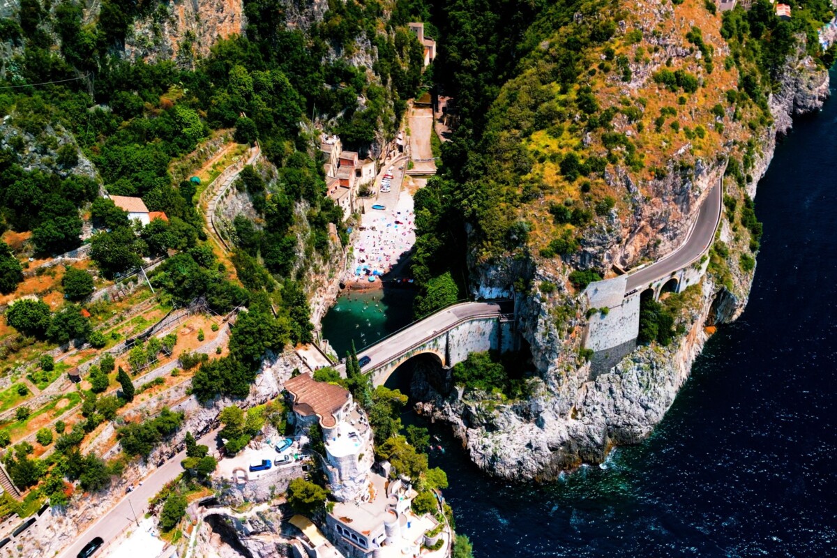 Grad Furore snimljen iz zraka