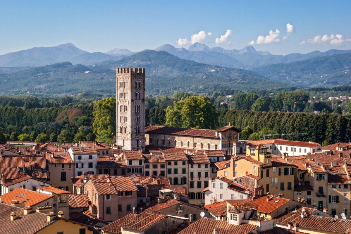Pogled na Luccu u Toskani s romaničkom crkvom San Frediano i njezinim prepoznatljivim zvonikom.