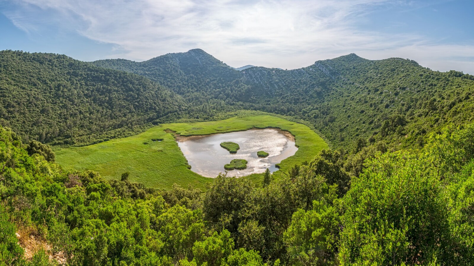 jezero-blato-blatine-mljet2 Jezero Blato, jedna od tri blatine na Mljetu, okruženo plodnim poljem