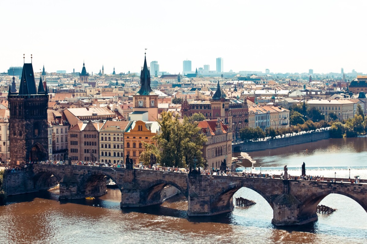 karlov-most-prag Karlov most u Pragu, jedan od najpoznatijih mostova u Europi, prelazi rijeku Vltavu. Ovaj povijesni kameni most s gotičkim tornjevima i ukrašen kipovima prepun je turista, dok se u pozadini vidi prepoznatljiva arhitektura starog dijela grada.