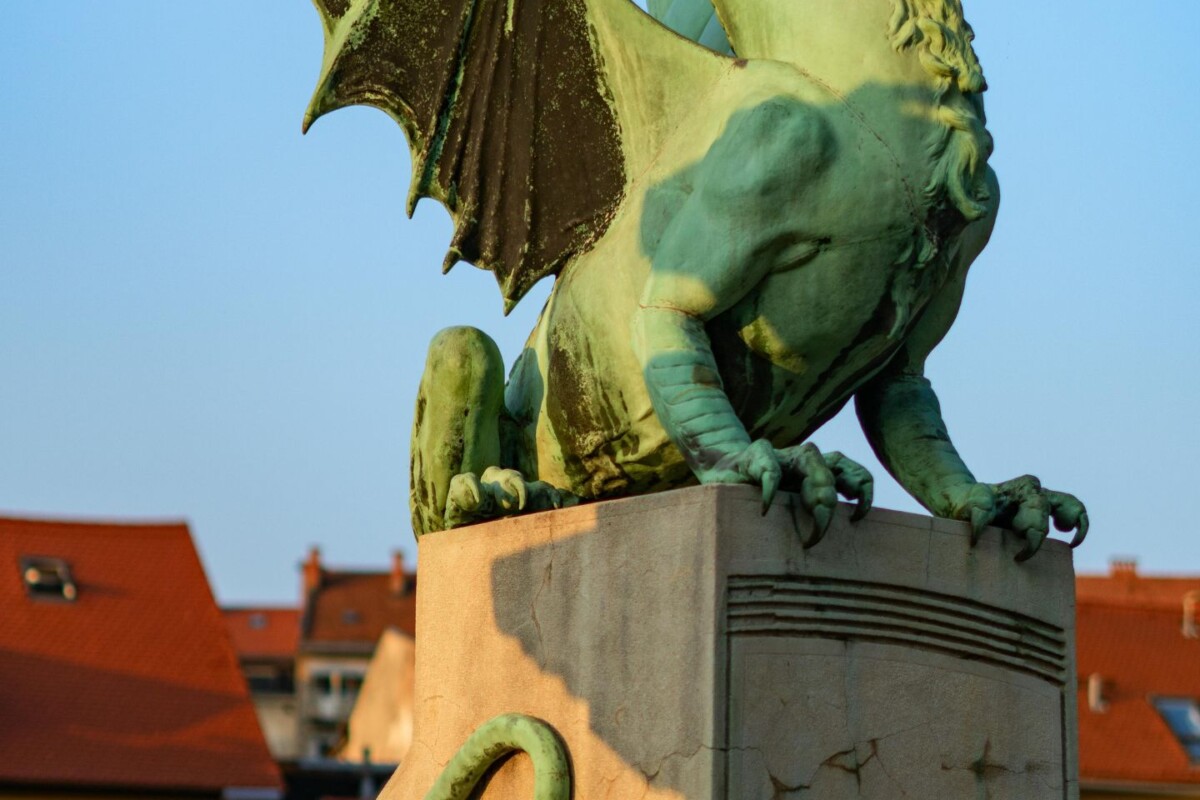 ljubljana-simbolika-zmaja Zmaj na Zmajskom mostu u Ljubljani, poznati simbol grada i jedna od najpoznatijih atrakcija glavnog grada Slovenije, povezana s legendom o osnutku Ljubljane.