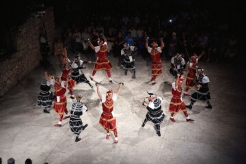 Moreška – tradicionalni viteški bojni ples s mačevima na otoku Korčuli, Hrvatska. Spektakularna povijesna izvedba koja prikazuje borbu između Crne i Crvene vojske.