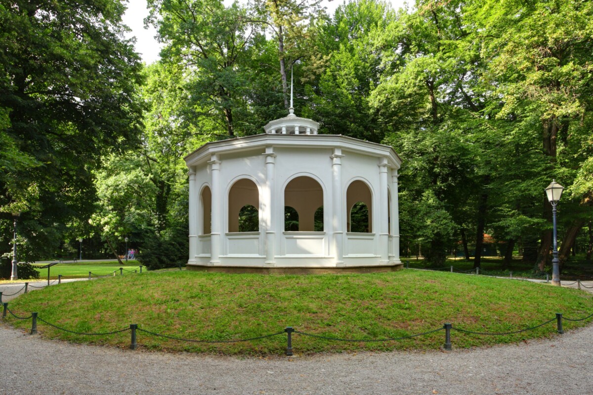 Glorijet u parku Maksimir u Zagrebu – elegantni bijeli paviljon smješten u zelenilu, jedno od prepoznatljivih arhitektonskih obilježja najstarijeg parka u ovom dijelu Europe.