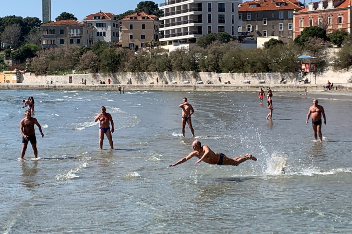 picigin-bacvice Grupa muškaraca igra picigin na splitskoj plaži Bačvice, gdje je picigin i nastao