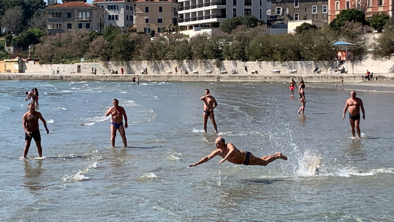 picigin-bacvice Grupa muškaraca igra picigin na splitskoj plaži Bačvice, gdje je picigin i nastao