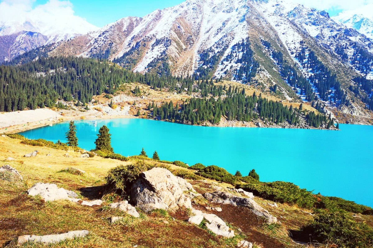 Planinsko jezero kraj Almatyja, Kazahstan, Srednja Azija, s tirkiznom vodom i snježnim vrhovima.