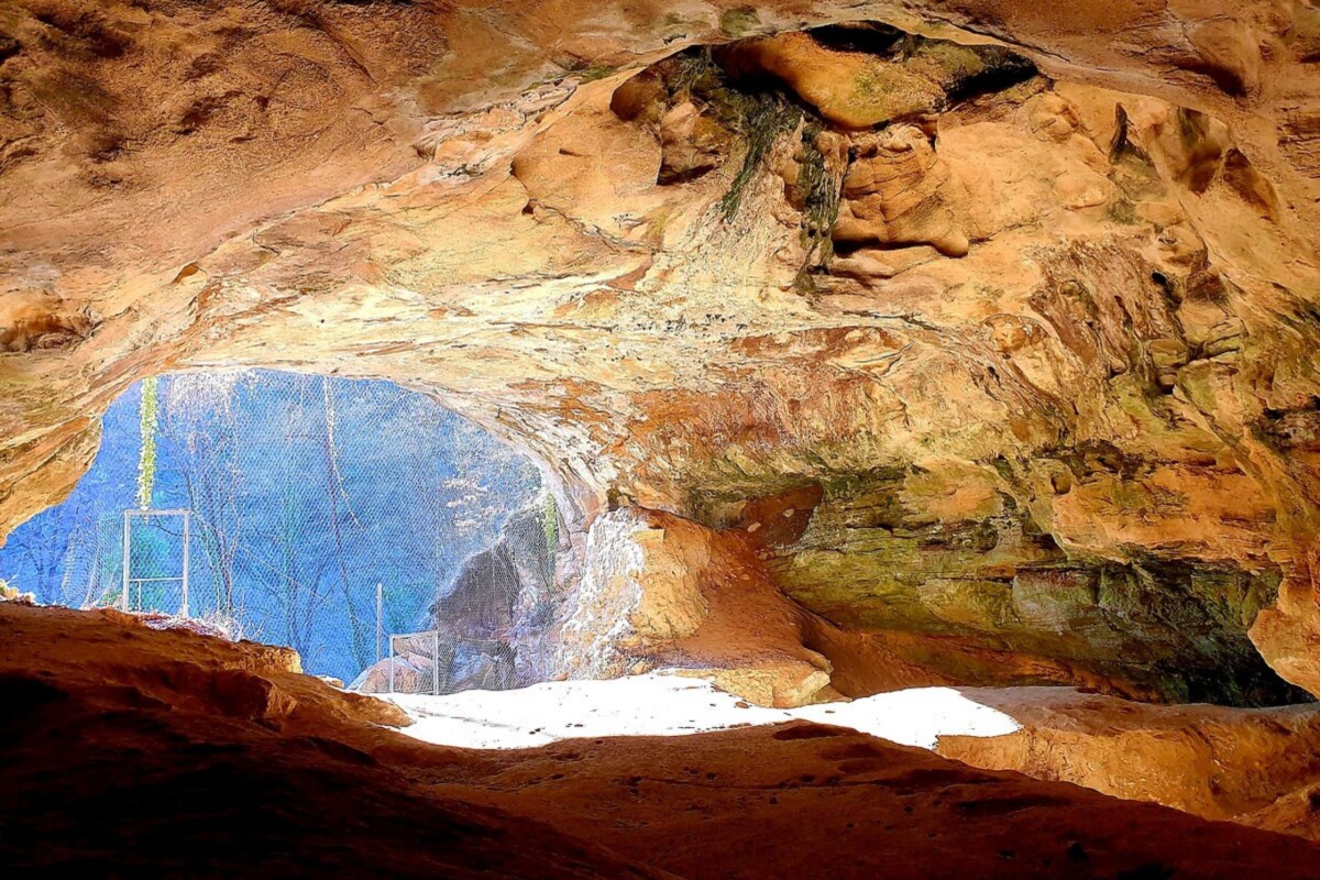 spilja-vindija-zagorje Špilja Vindija u Hrvatskom zagorju – arheološko nalazište poznato po ostacima neandertalaca. Povijesna špilja bogata fosilima i dokazima o životu prapovijesnih ljudi.