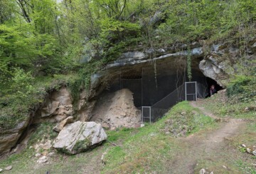spilja-vindija-ulaz Ulaz u špilju Vindija, Hrvatsko zagorje – poznato arheološko nalazište neandertalaca, smješteno u netaknutoj prirodi. Povijesno značajna špilja koja otkriva tragove prapovijesnog života.