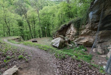 spilja-vindija-okruzenje-priroda Špilja Vindija skrivena u srcu guste šume Hrvatskog zagorja – arheološko nalazište neandertalaca, gdje se povijest i priroda stapaju u mističan krajolik idealan za istraživanje.