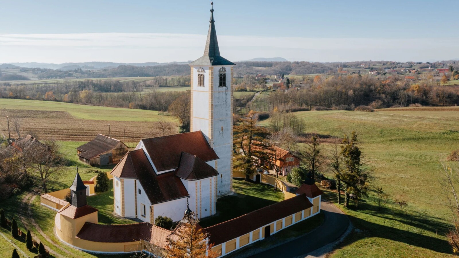crkva svete Marije Snježne u mjestu belec snimljena iz zraka