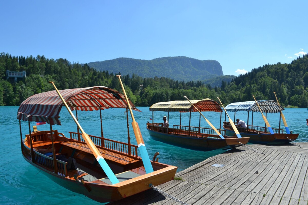 pletna-jezero-bled Tradicionalne pletne na Bledskom jezeru usidrene uz drveni mol – prepoznatljive drvene čamce koristi se za prijevoz posjetitelja do otočića s crkvom u srcu Slovenije.