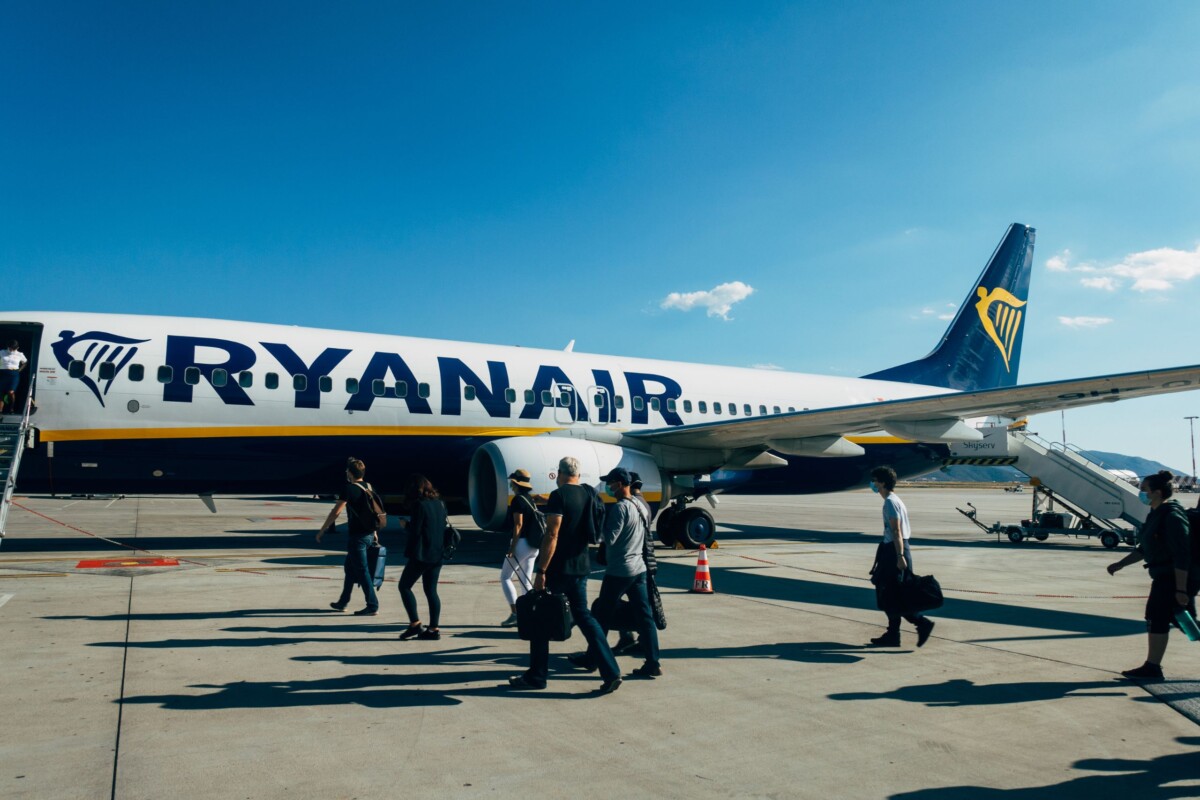 Putnici se ukrcavaju na zrakoplov tvrtke Ryanair