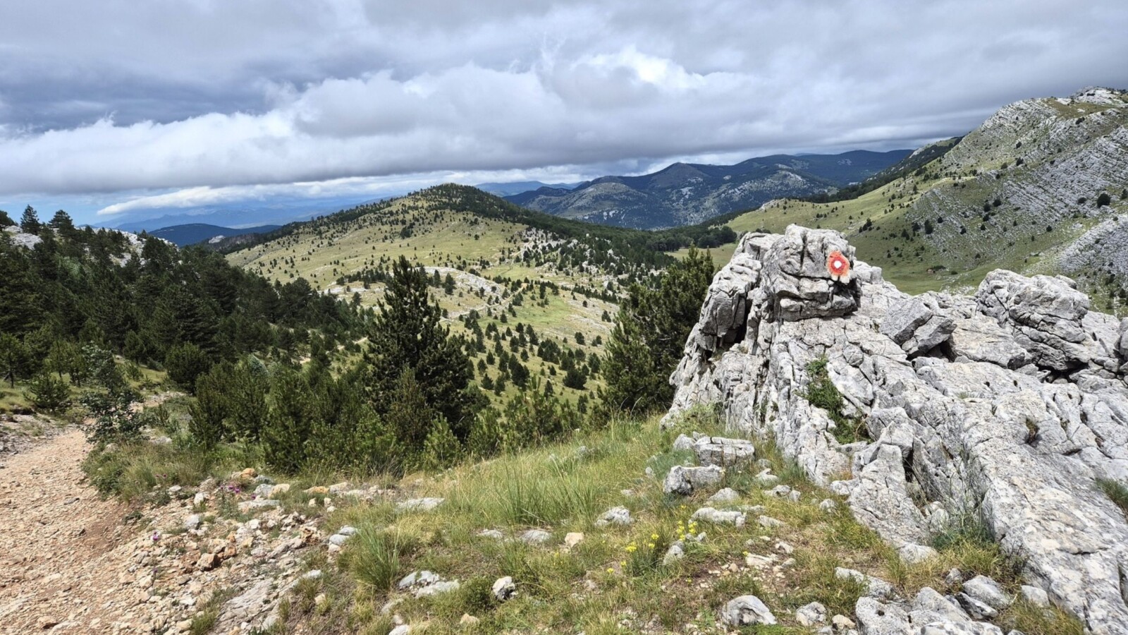 Pogled na krajolik planine Dinara u rano ljeto