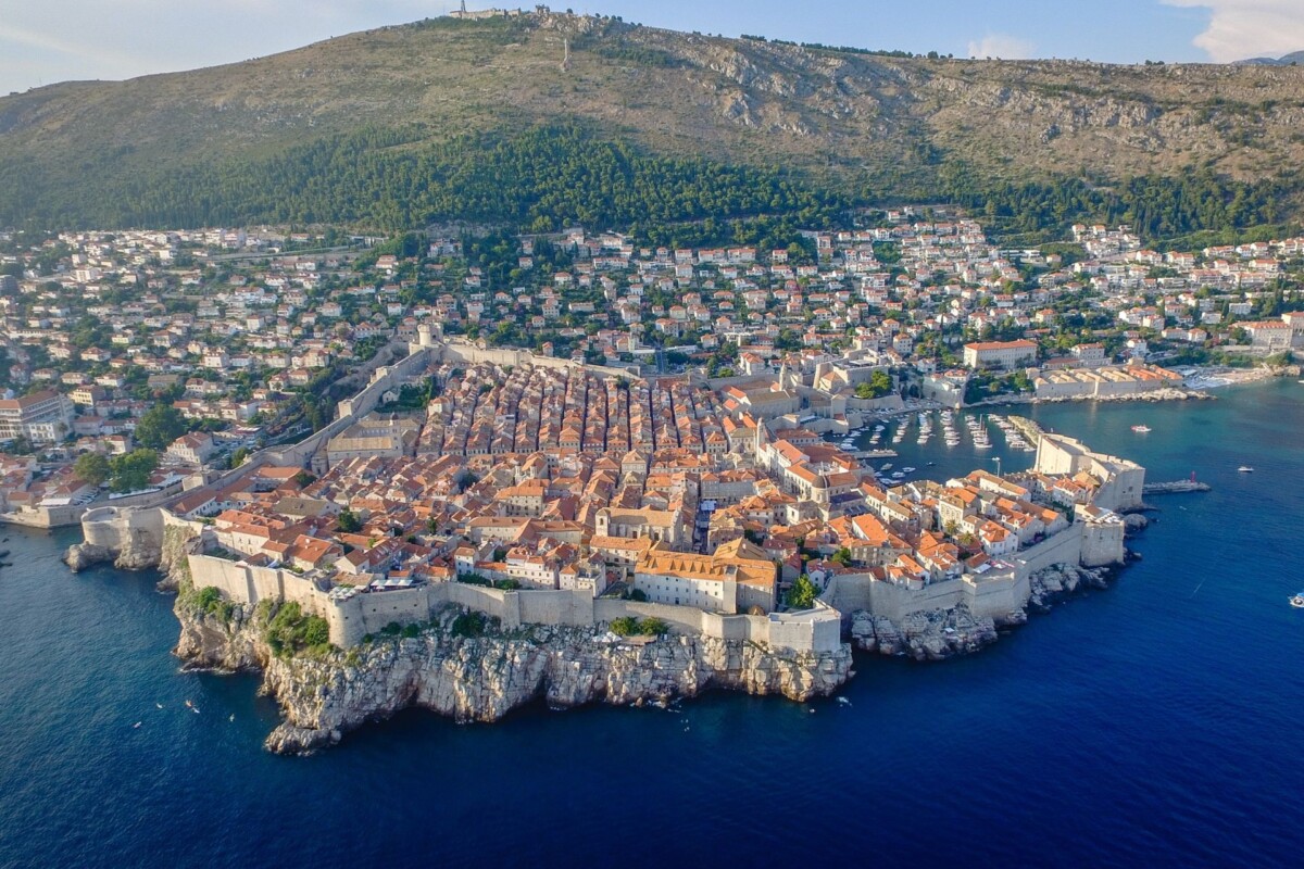 Pogled na Dubrovnik i brdo Srđ
