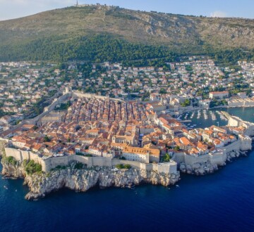 Pogled na Dubrovnik i brdo Srđ