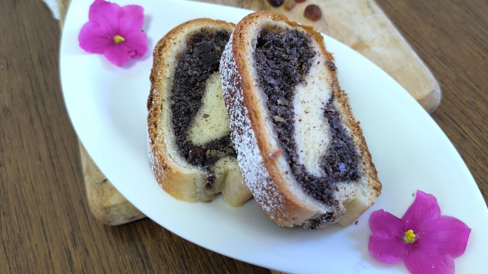 fina-makovnjaca-najbolji-recept-za-makovnjacu Domaća makovnjača posuta šećerom u prahu na drvenoj podlozi. Recept za makovnjaču.