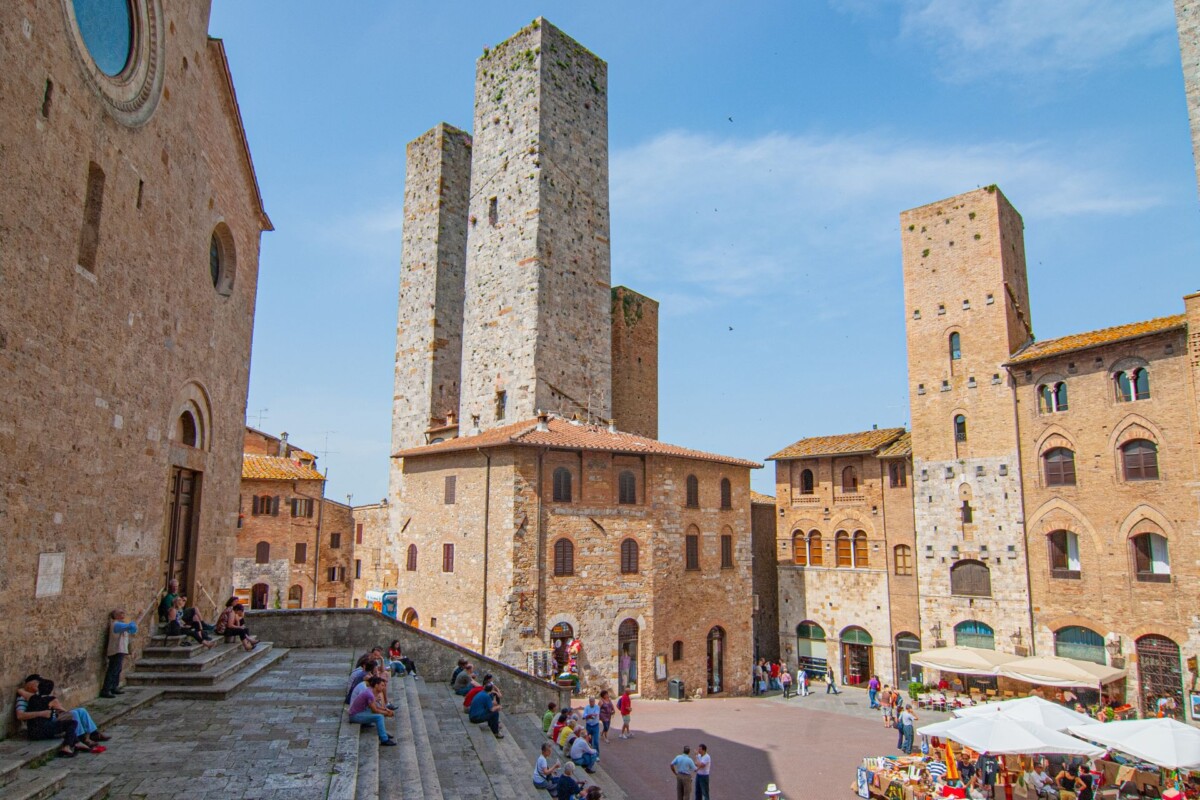 Pogled na srednjovjekovne tornjeve i trgove San Gimignana, povijesnog grada u Toskani