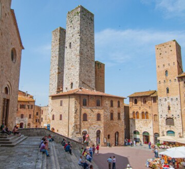 gradski-trg-u-toskani-san-gimignano Pogled na srednjovjekovne tornjeve i trgove San Gimignana, povijesnog grada u Toskani