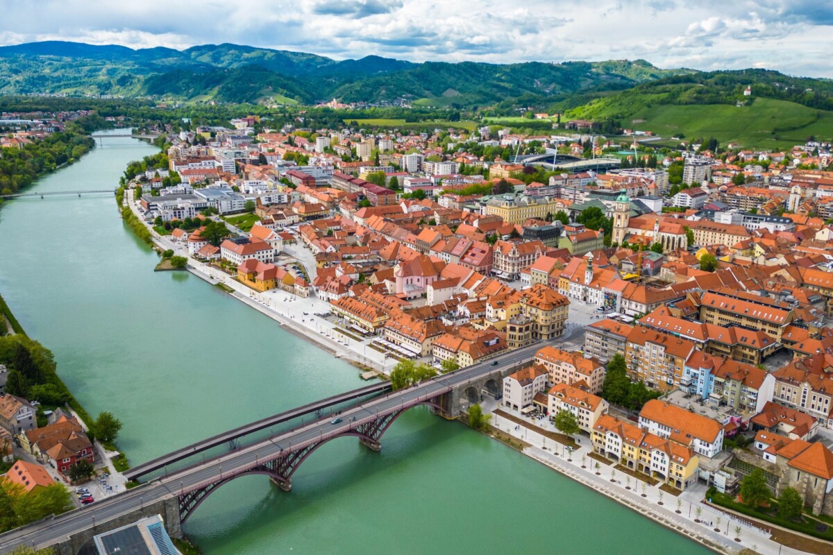 Panoramski prikaz Maribora, jednog od najšarmantnijih gradova u Sloveniji blizu granice s Hrvatskom
