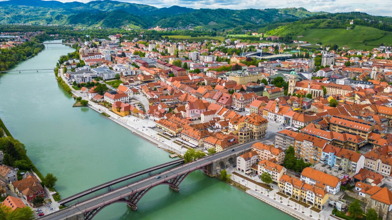 maribor-slovenija Panoramski prikaz Maribora, jednog od najšarmantnijih gradova u Sloveniji blizu granice s Hrvatskom