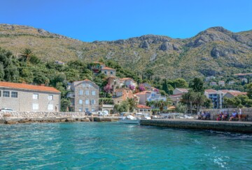 Pogled na mjesto Mlini s mora