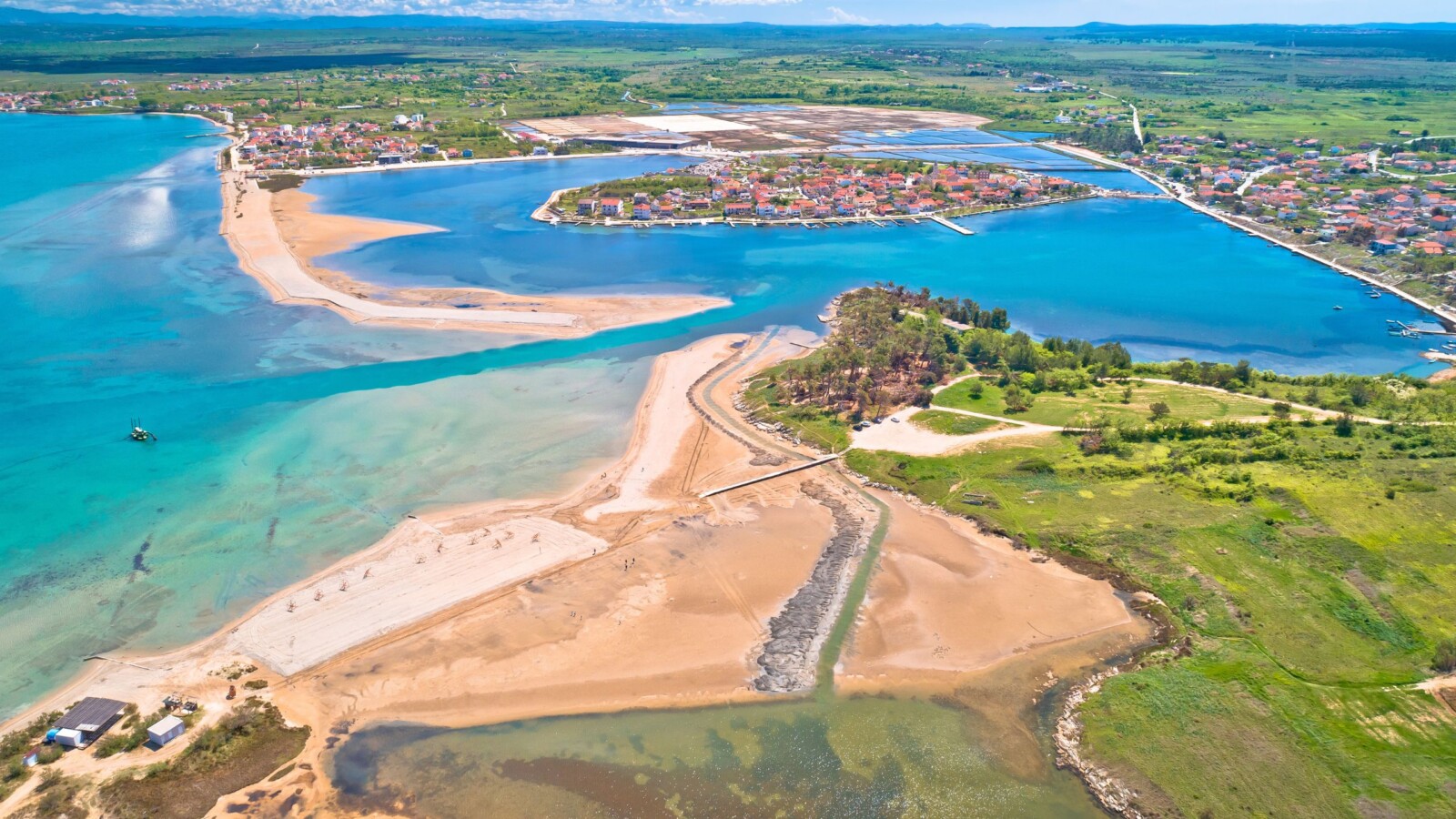 nin-kraljicina-plaza-panorama Zračni pogled na Kraljičinu plažu i povijesni grad Nin okružen morem, pješčanim uvalama i prirodom