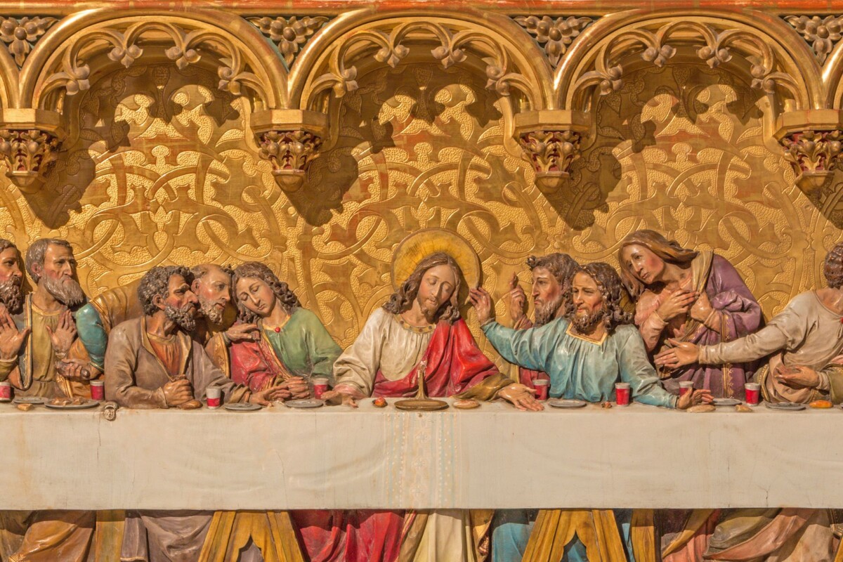 Reljef Posljednje večere prikazuje Isusa Krista i njegovih dvanaest apostola za dugim stolom, s bogatom zlatnom pozadinom i ukrasnim lukovima u gotičkom stilu. Isus je u središtu prizora, blago nagnut prema apostolu Ivanu, dok ostali učenici izražavaju različite emocije, nagovještavajući trenutke koji prethode izdaji.