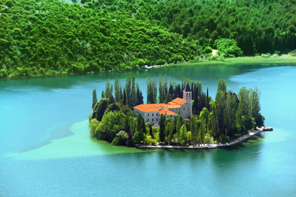 Otok Visovac sa samostanom i crkvom, okružen tirkiznim vodama rijeke Krke