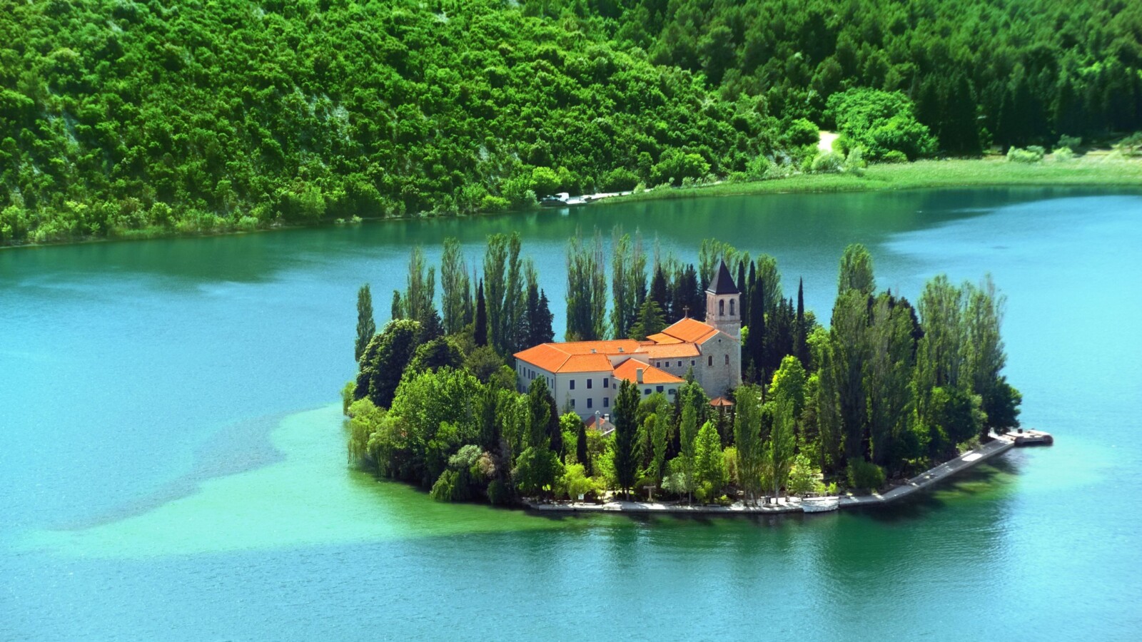 Otok Visovac sa samostanom i crkvom, okružen tirkiznim vodama rijeke Krke