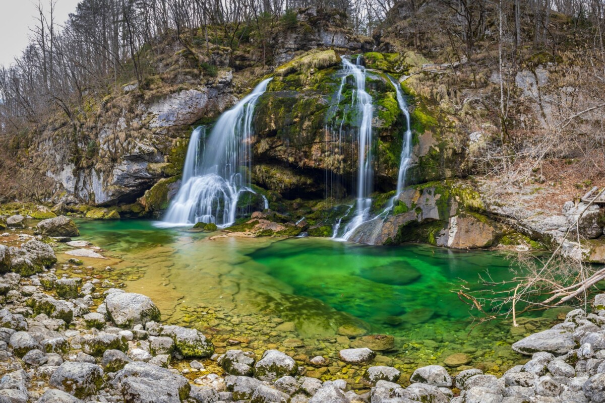 Pogled na slap Virje i smaragdno jezerce u njegovom podnožju