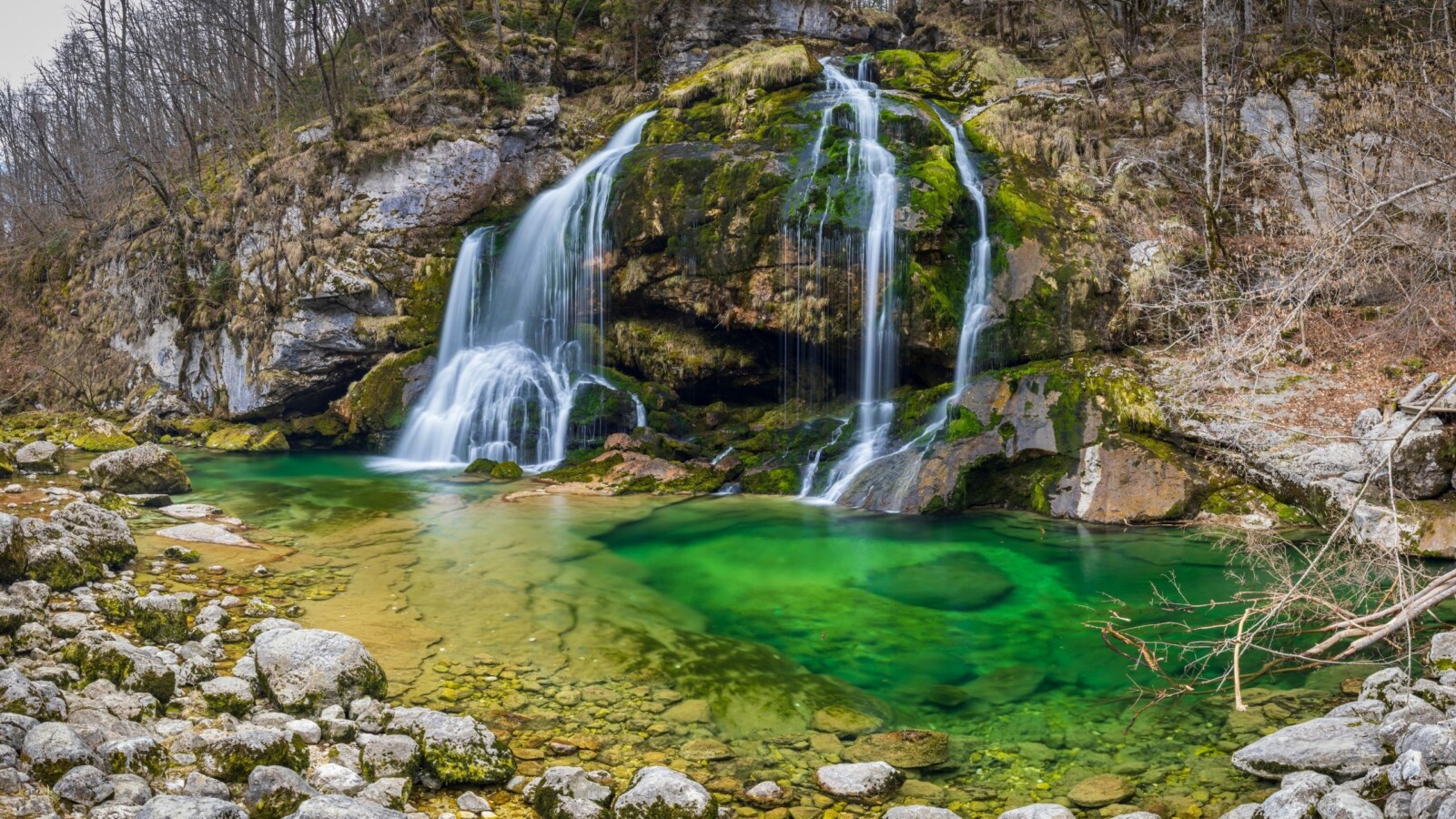 Pogled na slap Virje i smaragdno jezerce u njegovom podnožju