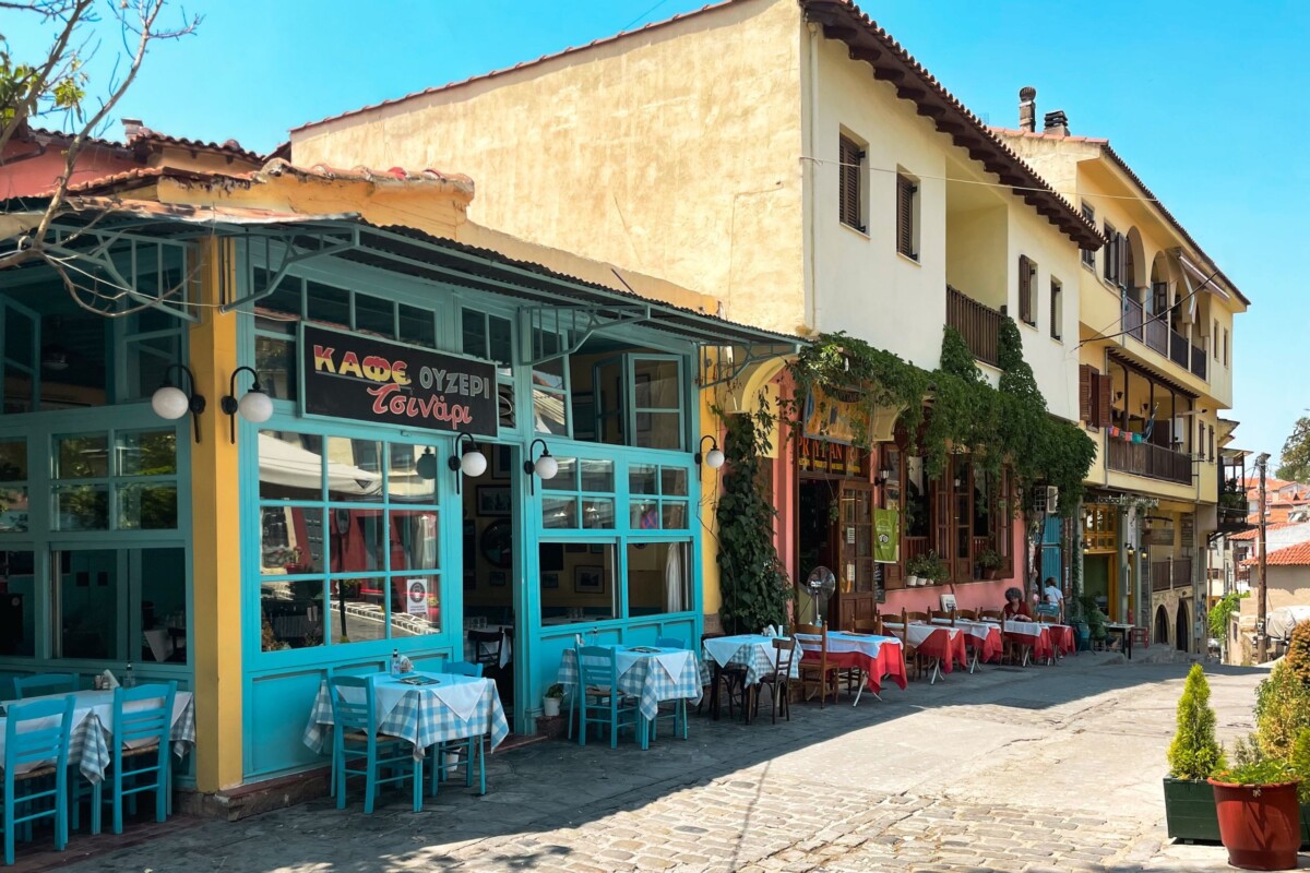 Tradicionalne taverne i restorani u starom dijelu Soluna s vanjskim terasama i šarenim fasadama