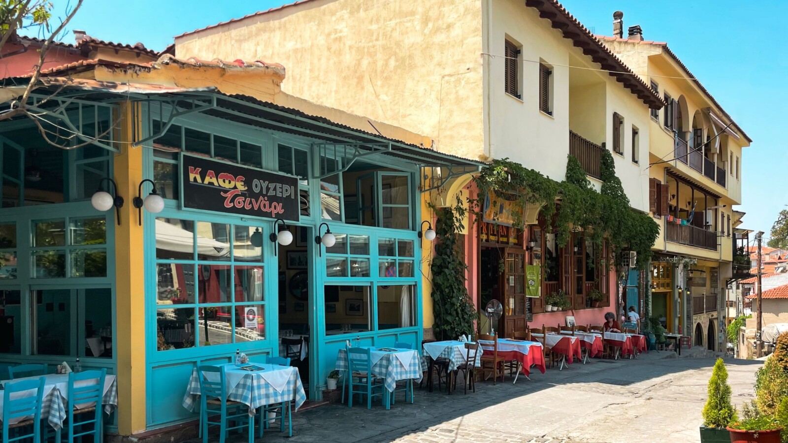 Tradicionalne taverne i restorani u starom dijelu Soluna s vanjskim terasama i šarenim fasadama