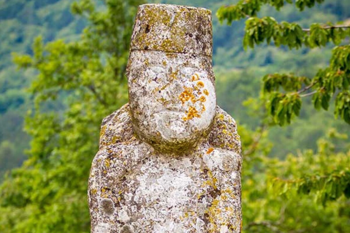 Tajanstveni kameni stup usred prirode kod Saleža u Istri, drevni simbol javnog sramoćenja siromašnih.
