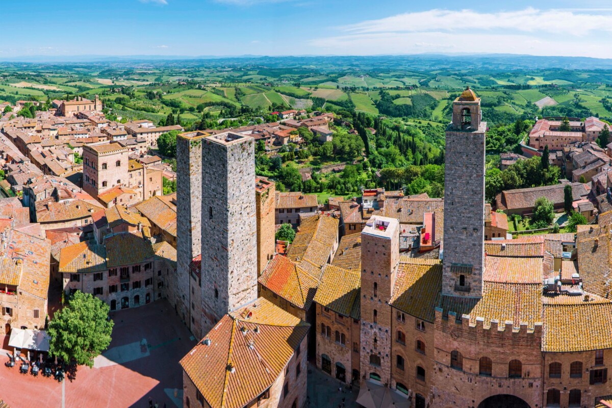 znamenitost-toskane-san-gimignano Pogled na srednjovjekovne tornjeve San Gimignana i toskanski krajolik u pozadini