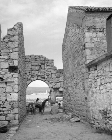 Kako je nekada izgleda otok Babac. Povijesna crno-bijela fotografija kamenog prolaza i kuća na otoku Babcu, s pogledom prema moru