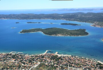 Otok Babac snimljen iz zraka, smješten između kopna i Pašmana, u srcu zadarskog arhipelaga.