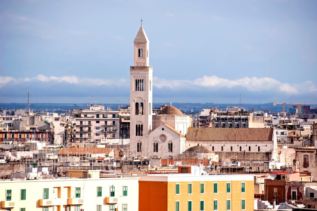 bari-italija-crkva-sv-nikole Pogled na Bari i prepoznatljivu crkvu svetog Nikole u staroj gradskoj jezgri. Ako vas zanima što posjetiti u Bariju, ovaj dio grada nikako ne smijete propustiti.
