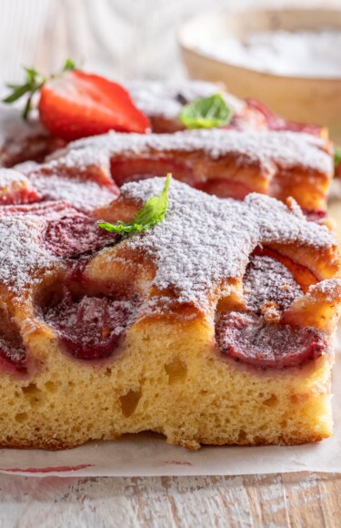 Homemade,And,Delicious,Strawberry,Cake,With,Fresh,Fruits,And,Sugar. Biskvit s jagodama