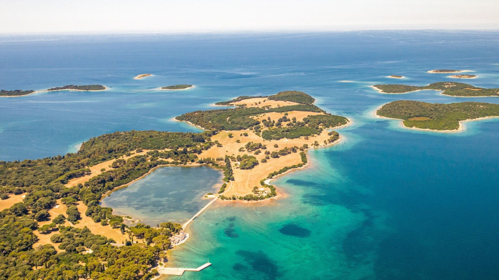 Veliki Brijun i pogled na Mali Brijun u daljini