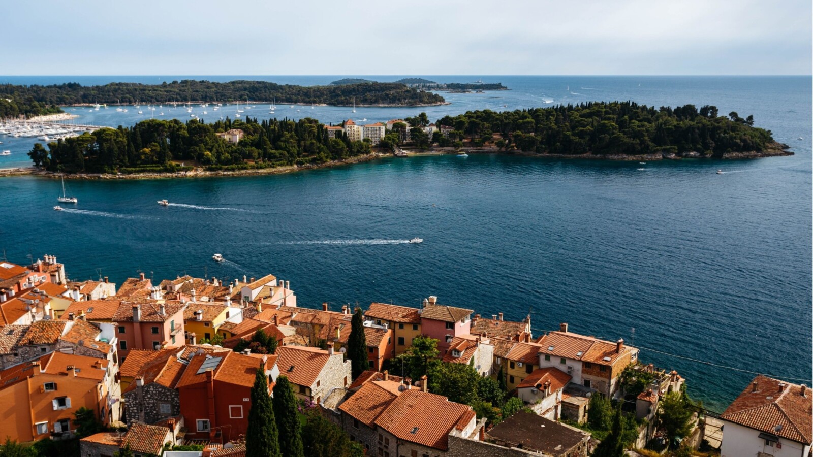 crveni-otok-rovinj2 Krovovi Rovinja i Crveni otok na pučini
