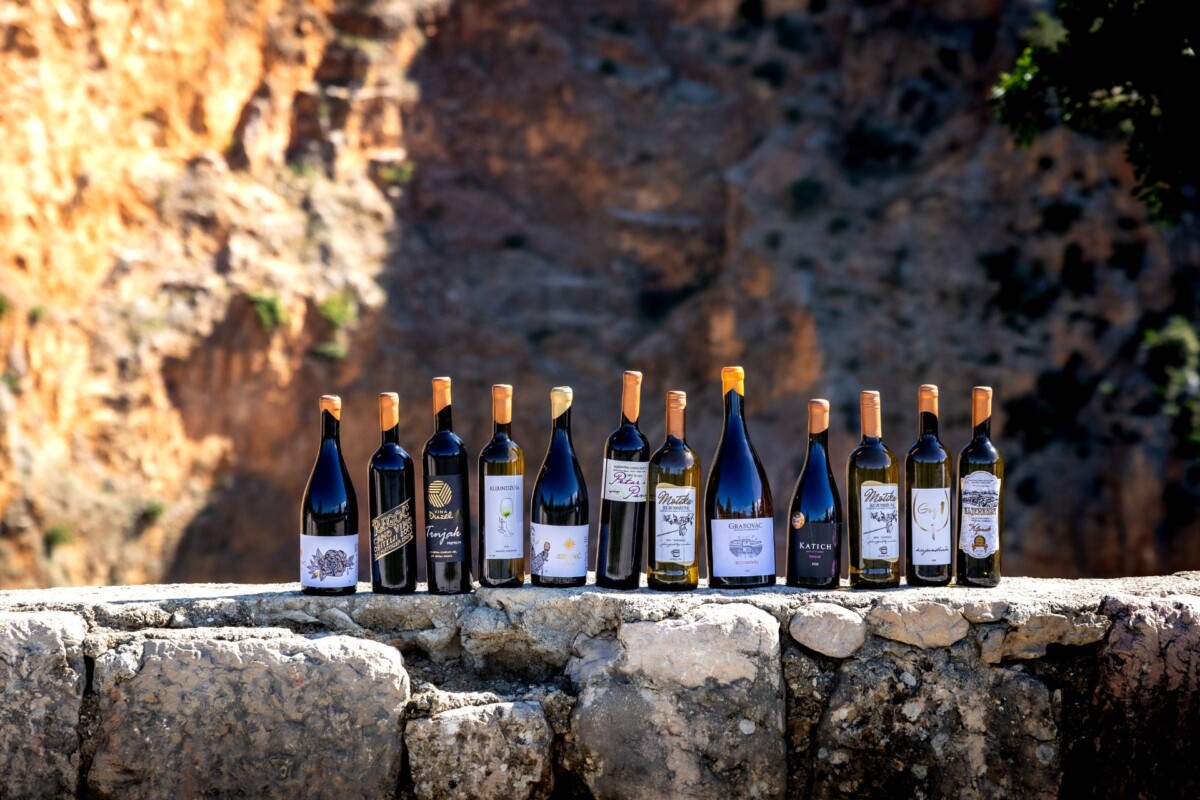 crveno-jezero-vino-butelje