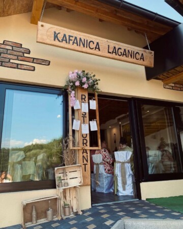 Kafanica Laganica je kafić i restoran na imanju Dolina sreće