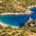 Uvala Dubovica na Hvaru – popularna ljetna destinacija s kristalno čistim morem i autentičnom arhitekturom.