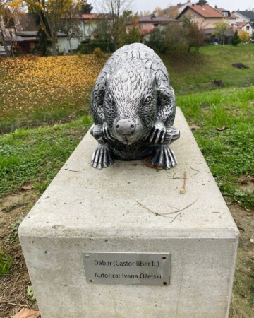 Skulptura dabra na šetnici uz rijeku Lonju u Ivanić-Gradu