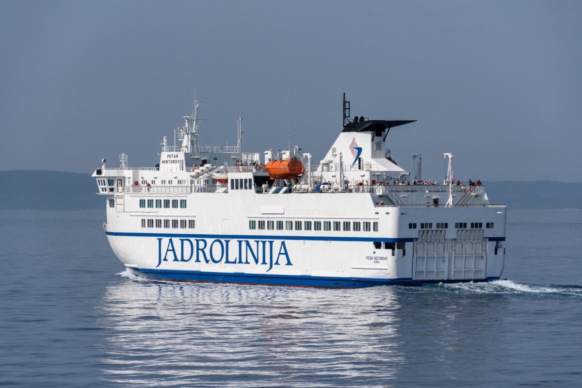 Trajekt Jadrolinije na otvorenom moru – plovi najdužom trajektnom linijom u Hrvatskoj koja povezuje Zadar s Malim Lošinjem preko više jadranskih otoka.