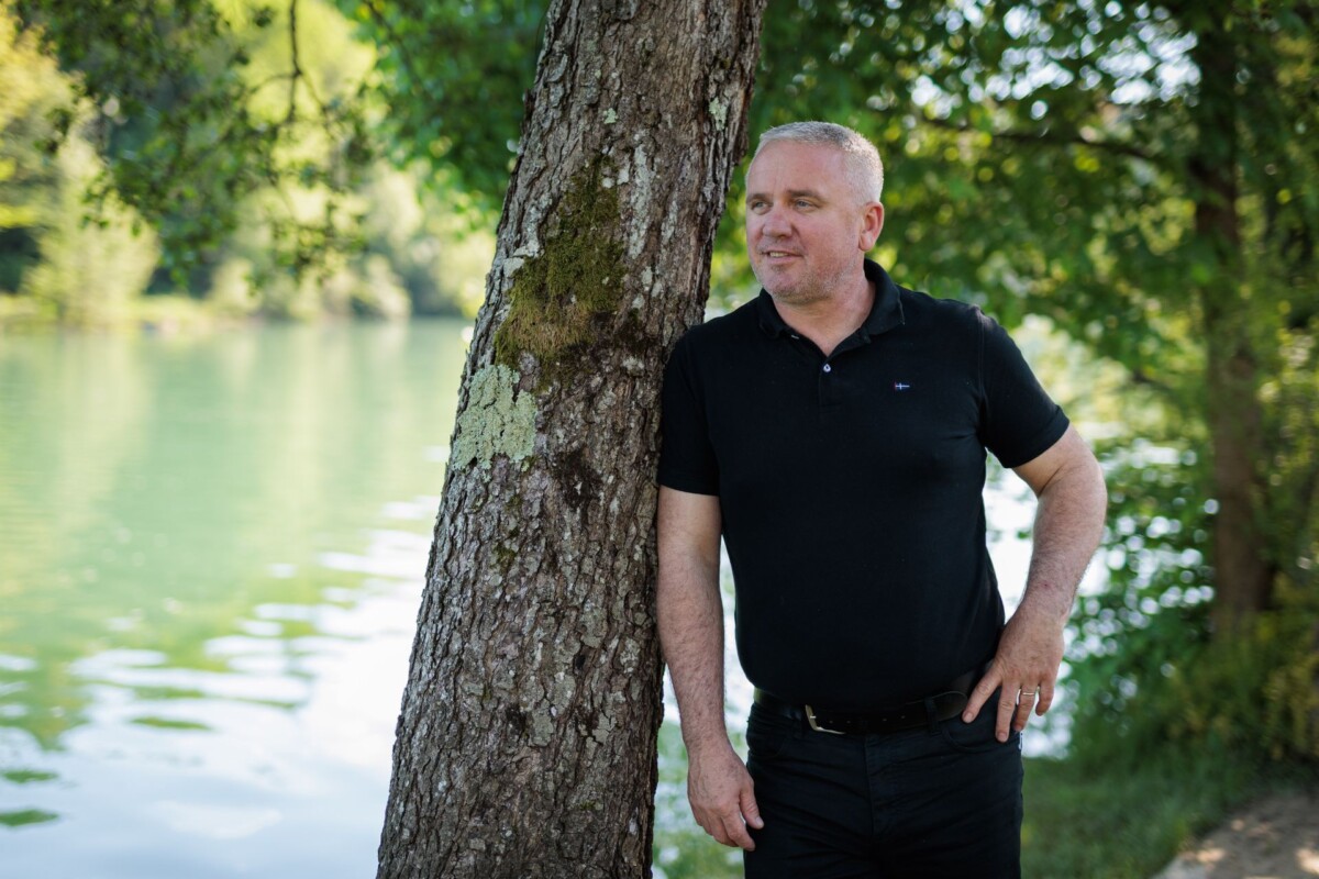 Dalibor Vukmanić, vlasnik obiteljskog ugostiteljskog carstva koje stoji iza restorana na Mrežnici, ispred rijeke u Donjem Zvečaju
